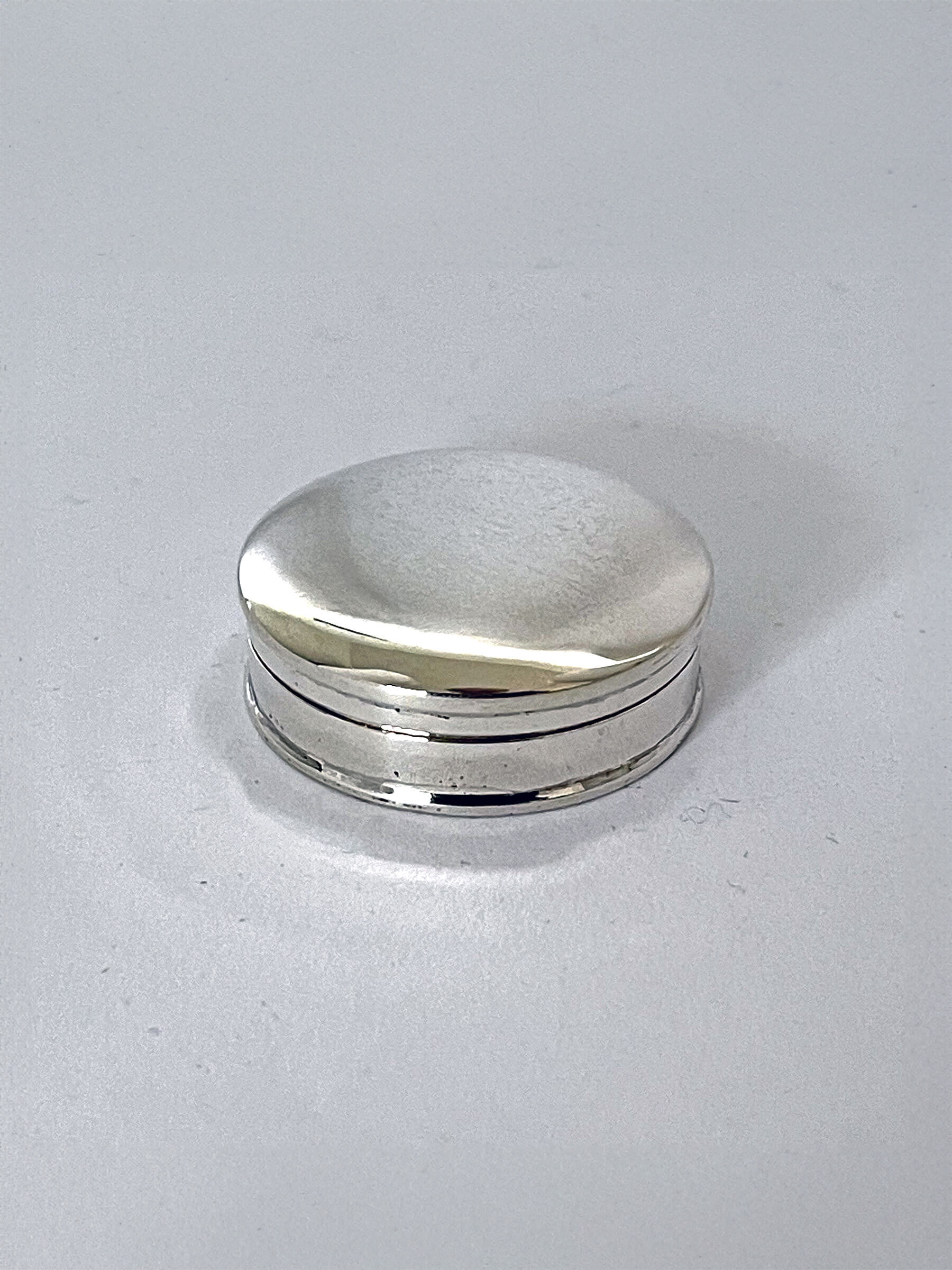 Pilleæske i sølv, rund "Nina"